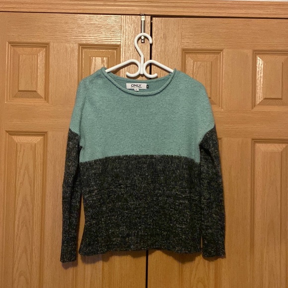 Sweater - Picture 1 of 2